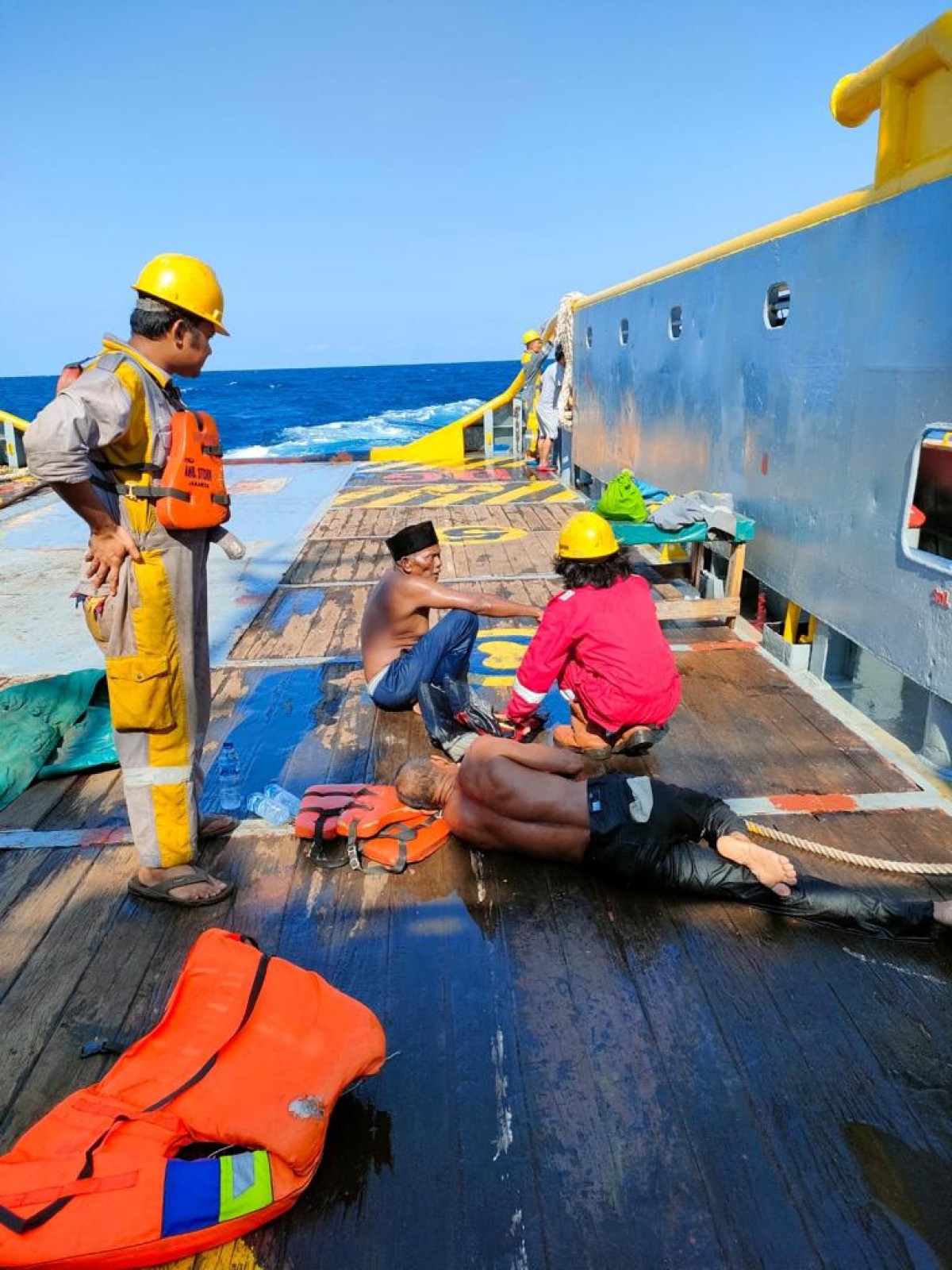 Korban KM Jaya Makmur yang berhasil diselamatkan. (Foto: HCML for jatimnow.com)