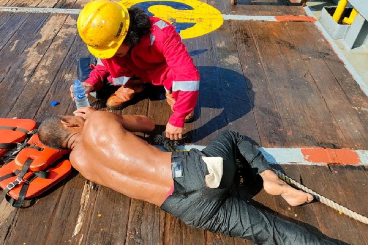 Tim Offshore HCML berhasil selamatkan awak Kapal AHT Logindo di dekat MAC WHP HCML, di sekitar Pulau Giliraja, Sumenep. (Foto: HCML for jatimnow.com)