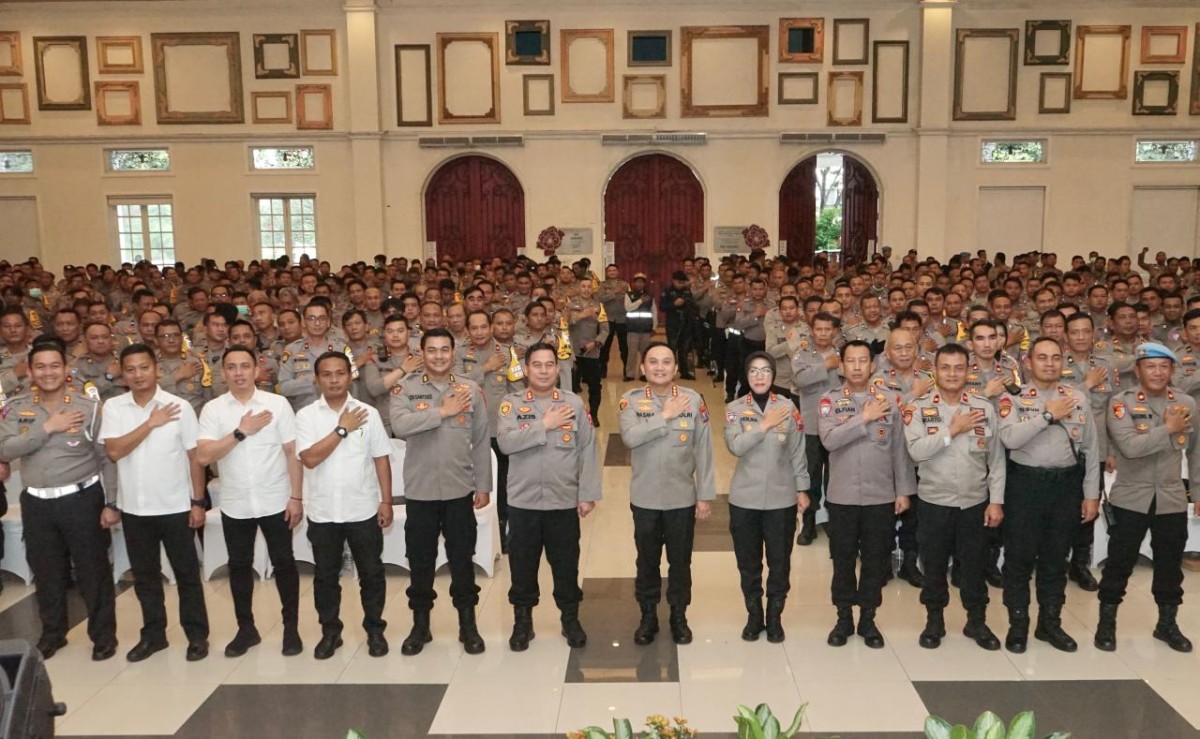 Kapolrestabes Surabaya Kombespol Pasma Royce dan Kapolres Pelabuhan Tanjung Perak AKBP Herlina foto bersama jajaran. (foto: Irwan for jatimnow.com)