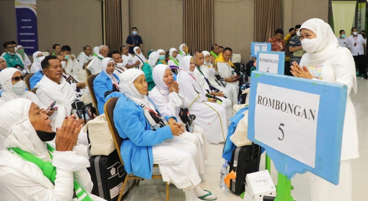 Khofifah berinteraksi dengan CJH Jatim. (foto: Humas Pemprov Jatim for jatimnow.com)