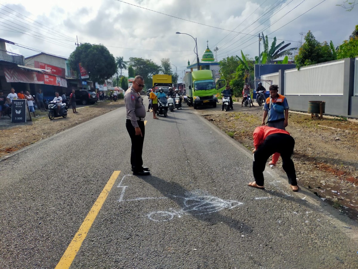 Pengendara Motor Beat Tewas Tertabrak Mobil Ekspedisi di Jalan Jember-Banyuwangi