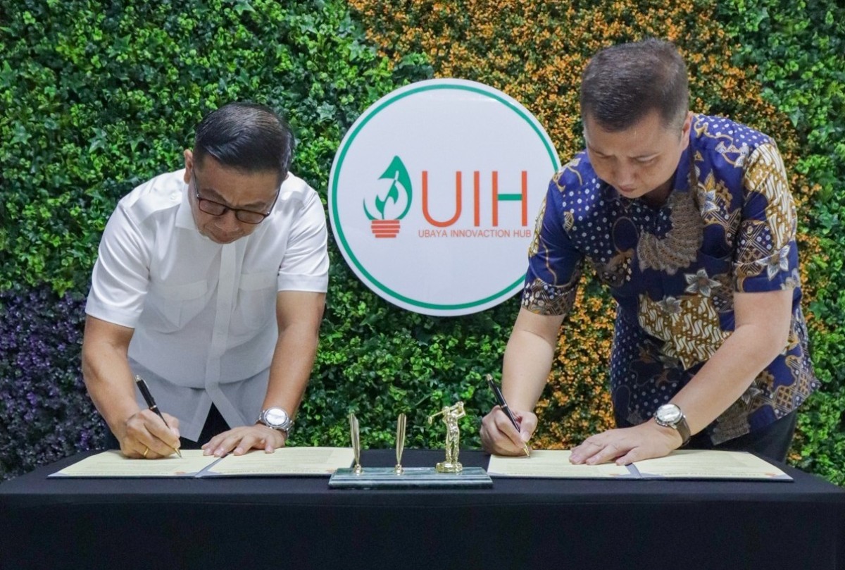 Rektor Ubaya tanda tangani perjanjian jual-beli paten dosen bersama PT. MIC Transformer. (Elen for Jatimnow.com)