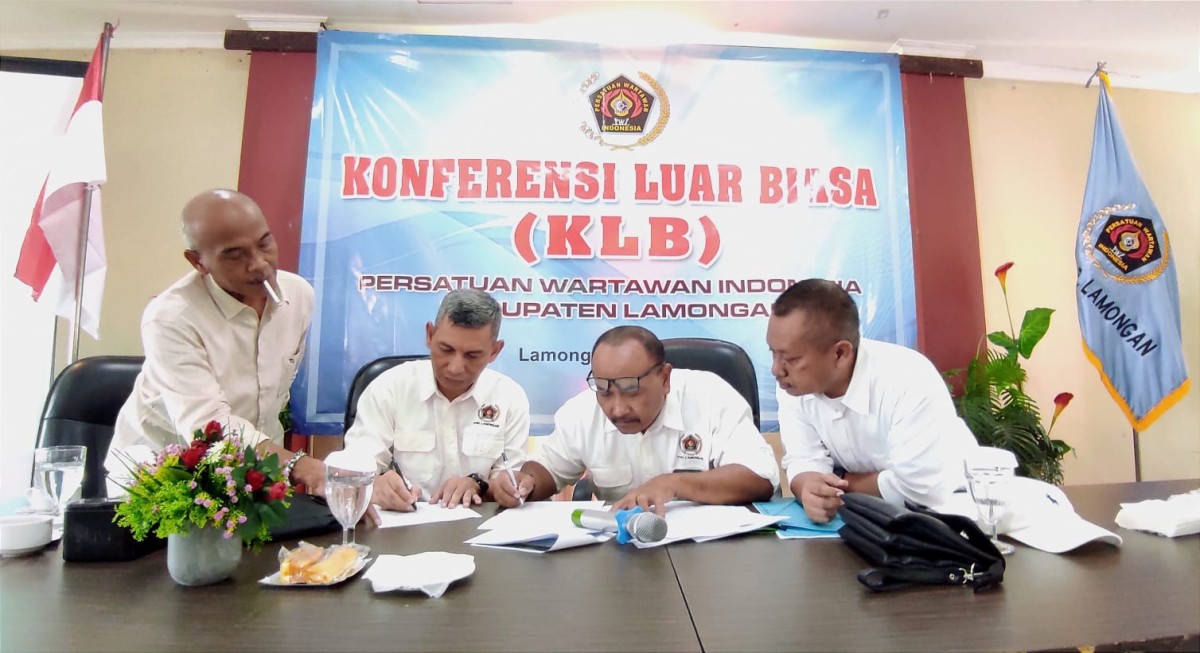 Kadam Mustoko (tengah kanan) saat menandatangi sejumlah kelengkapan hasil KLB yang dihadiri PWI Jatim. (Foto: Adyad Ammy Iffansah/jatimnow.com)