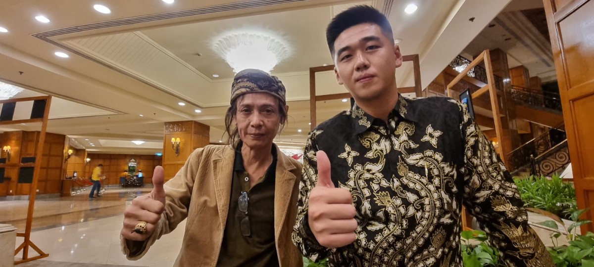 Hendrik Sanada Andromedha bertemu Billy Handiwiyanto. (Foto: Billy for jatimnow.com)