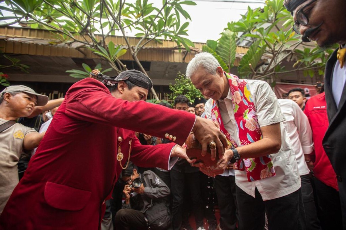 Ganjar Pranowo membasuh tangan dengan air yang diambil dari Sumur Jobong.(Zain Ahmad/jatimnow.com)