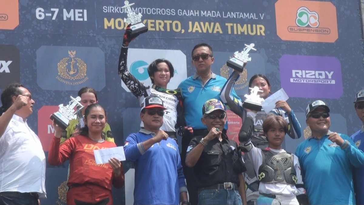 Aspotmar Mayjend Nur Alamsyah menyerahkan piala. (Achmad Supriyadi/jatimnow.com)