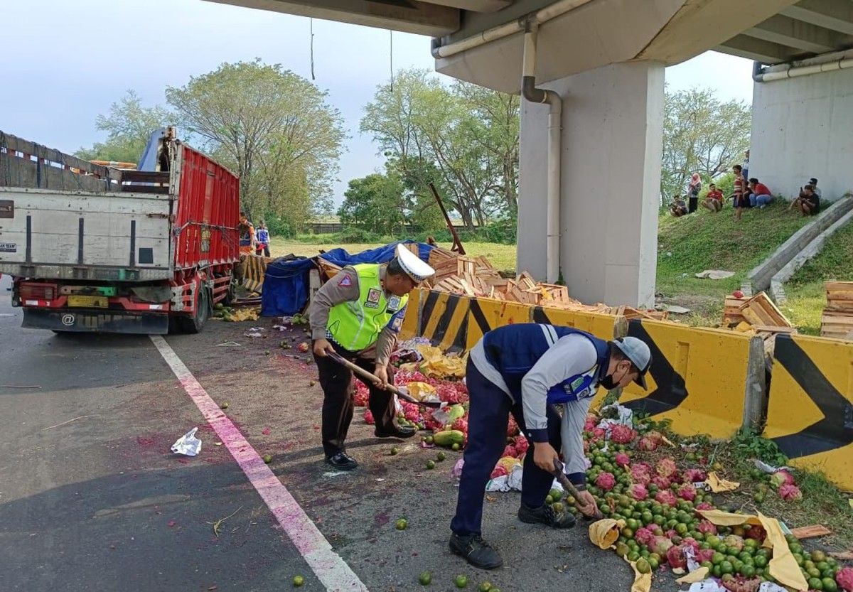 Truk Bermuatan Buah Terbalik di Tol Sidoarjo