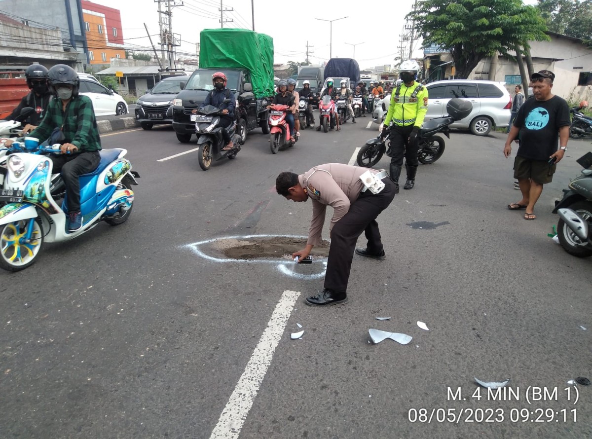Polisi saat melakukan olah tempat kejadian perkara emak-emak tewas terlindas dump truck. (Foto: Satlantas Polresta Sidoarjo for jatimnow.com)