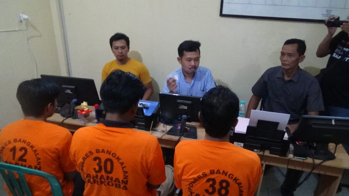 Ketiga tersangka saat diamankan polisi. (Foto: Fathor Rahman/jatimnow.com)