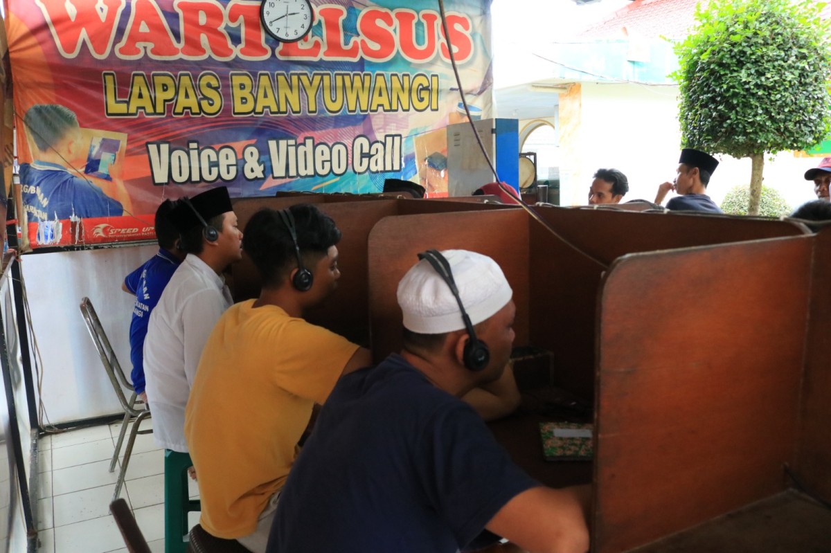 Warga binaan Lapas Banyuwangi memanfaatkan fasilitas wartelsus. (Lapas Kelas II A Banyuwangi for jatimnow.com)