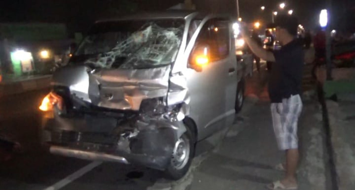 Kondisi mobil Granmax yang bagian depannya ringsek usai tabrak mobil pikap bermuatan ayam. (Foto: Elok Aprianto/jatimnow.com)