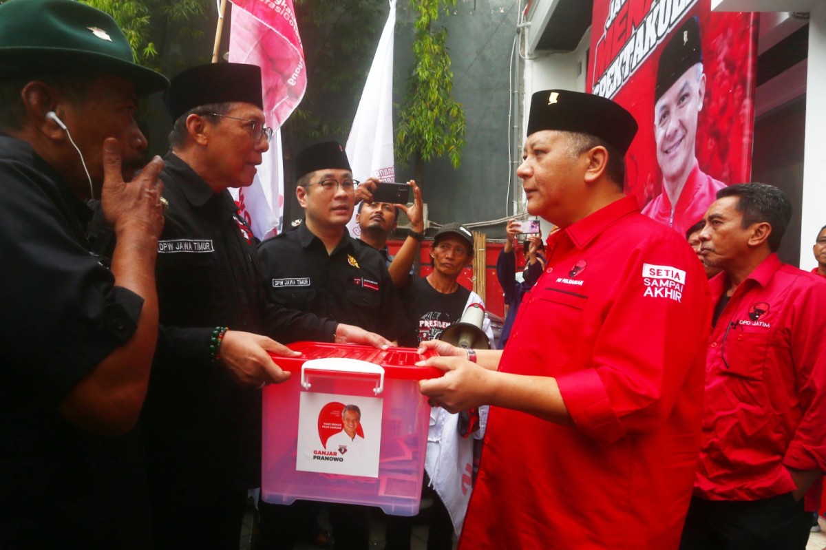 Relawan Sahabat Ganjar saat menyerahkan ribuan KTP demi memenangkan Ganjar sebagai Presiden (Foto: PDIP Jatim for jatimnow.com)