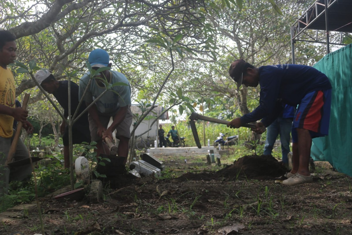 Pembongkaran makam mantan anggota Polri Briptu M. Nasir oleh Dokpol dari RS Bhayangkara Kediri. (Foto: Elok Aprianto/jatimnow.com)