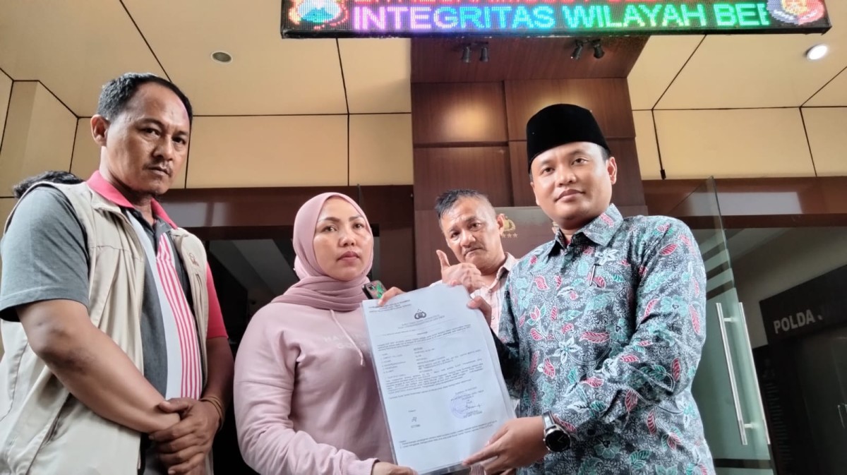 Keluarga tahanan narkoba Polres Pelabuhan Tanjung Perak bersama kuasa hukum di Mapolda Jatim (Foto: Pras for jatimnow.com)