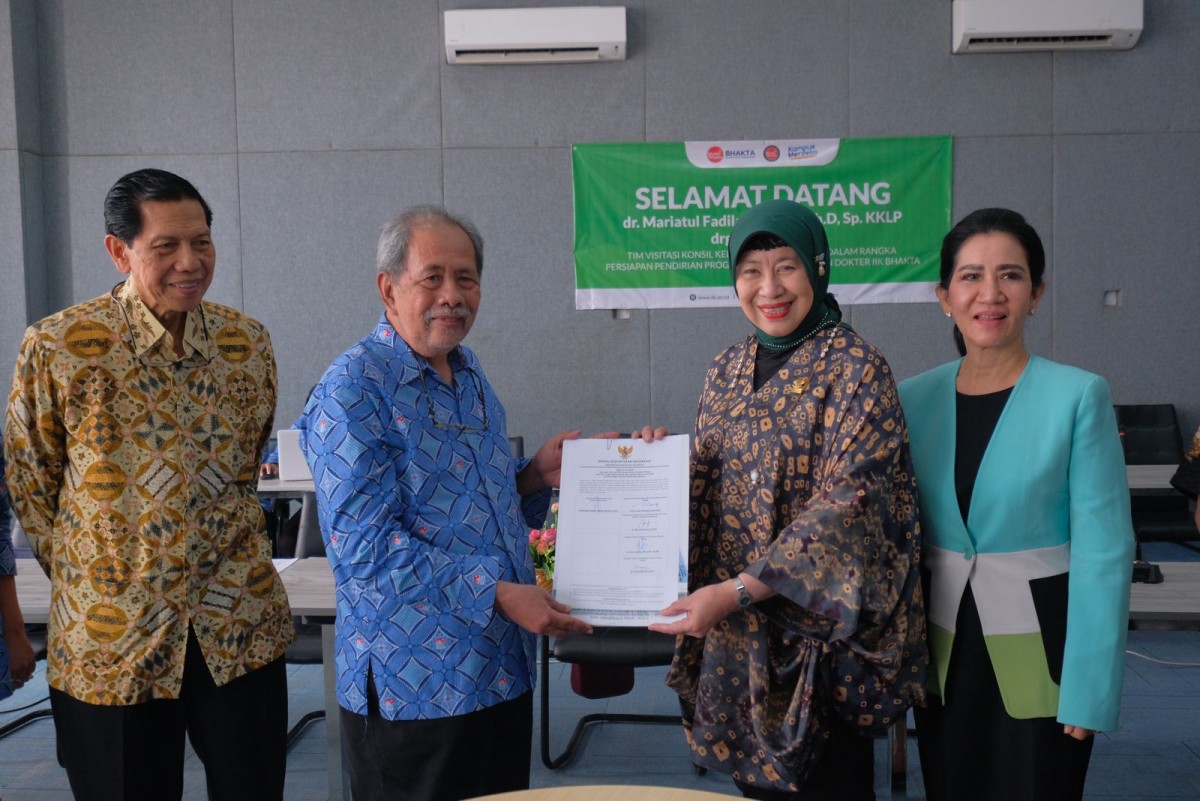 Rektor IIK Bhakta, Prof. Dr. apt. Muhamad Zainuddin (tengah kiri) menerima surat rekomendasi pembukaan Program Sarjana Kedokteran dan Program Studi Pendidikan Profesi Dokter, dari perwakilan Kemenkes RI (Foto: Bri for jatimnow.com)