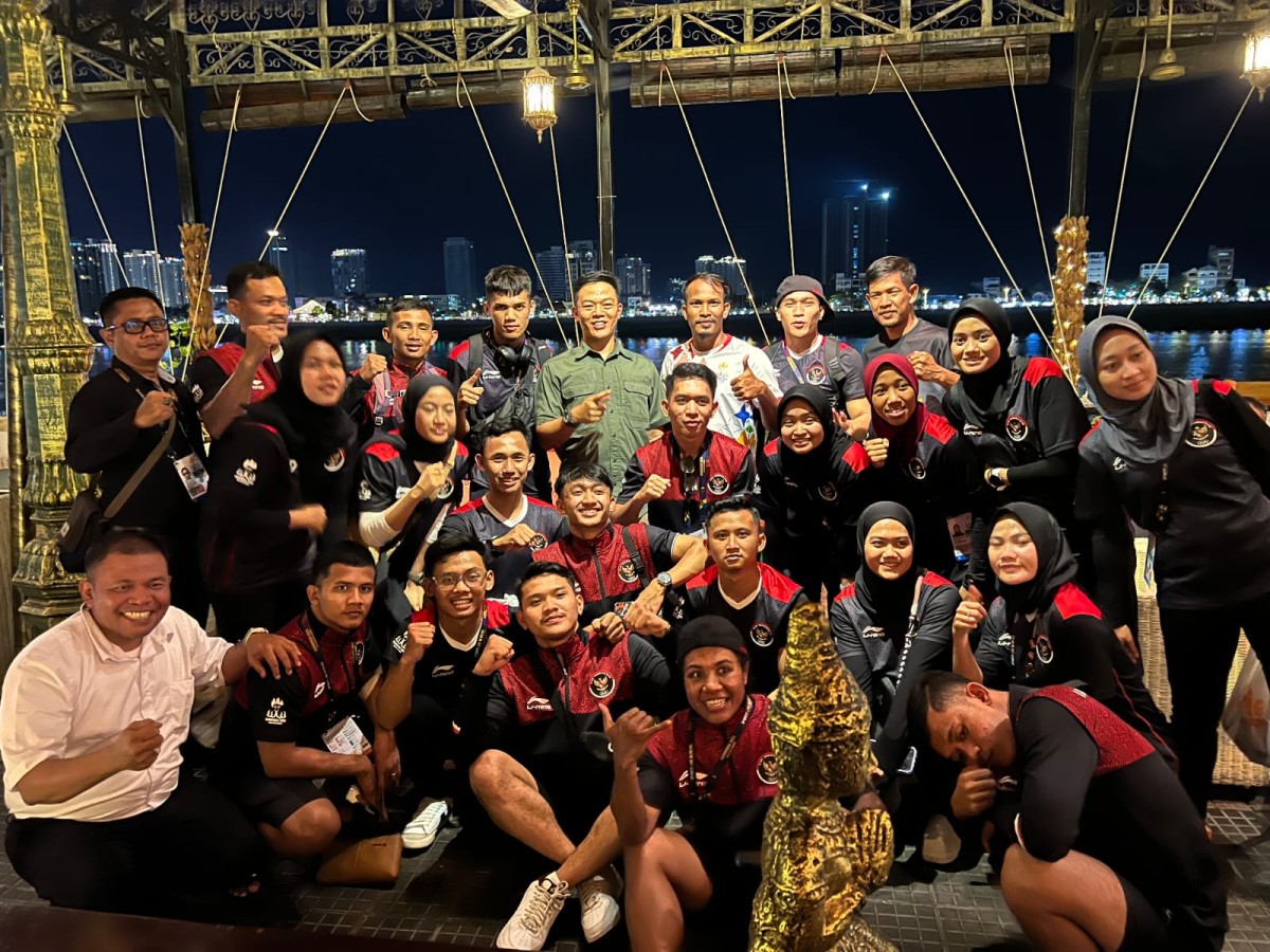 Sugiono bersama atlet Kun Bukator Indonesia di Kamboja (Foto: Ricad for jatimnow.com)
