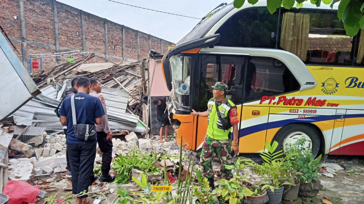 Bus menyeruduk rumah milik Munasari. (Foto: Imam for jatimnow.com)