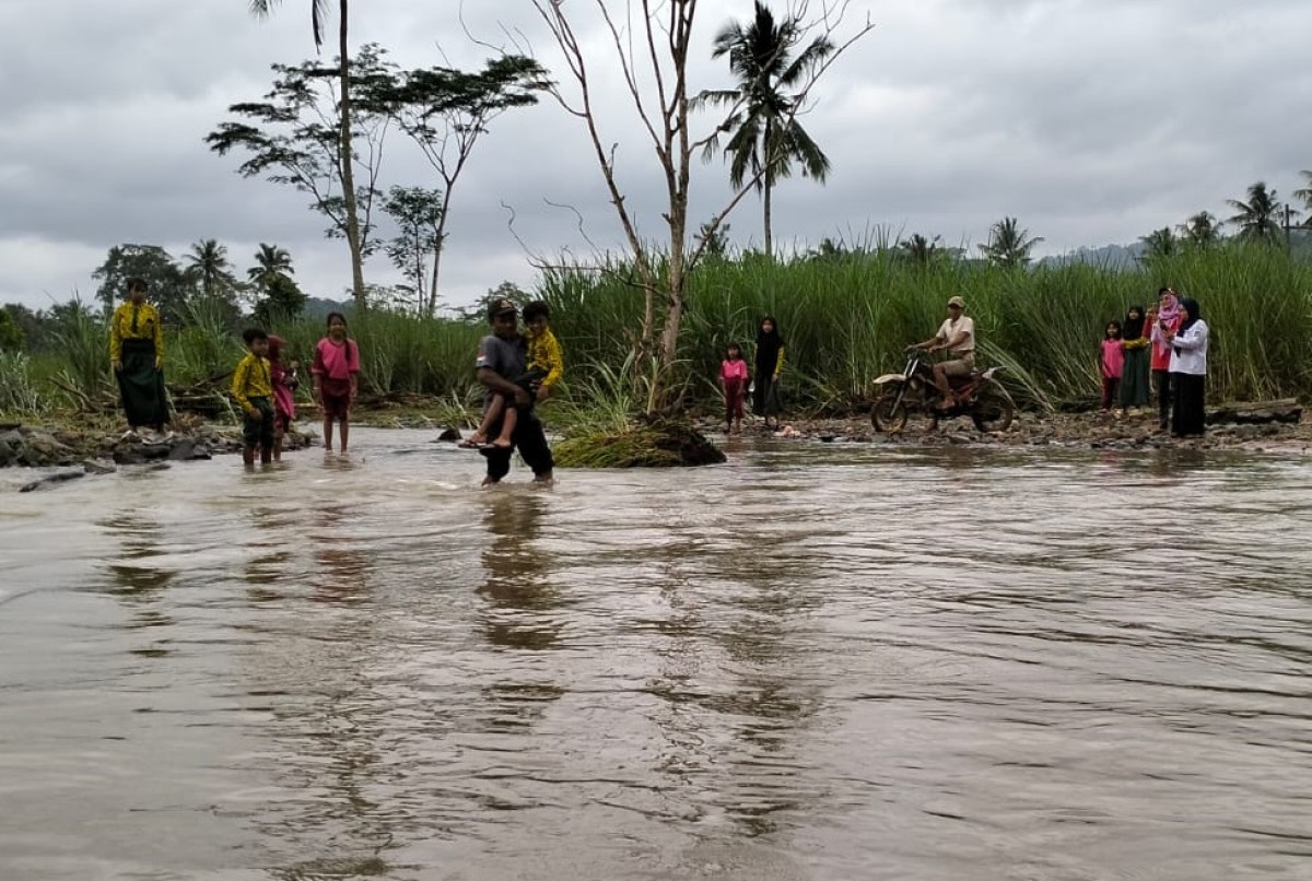Perjuangan Siswa di Banyuwangi Berangkat Sekolah Melintasi Sungai