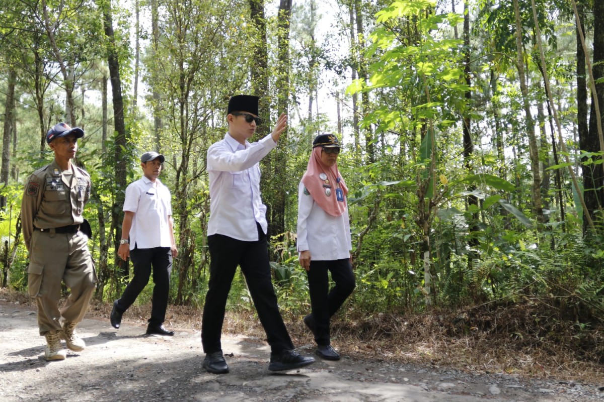 Bupati Trenggalek Mochamad Nur Arifin saat meninjau jalan yang rusak. (Dok Kominfo Trenggalek for jatimnow.com)