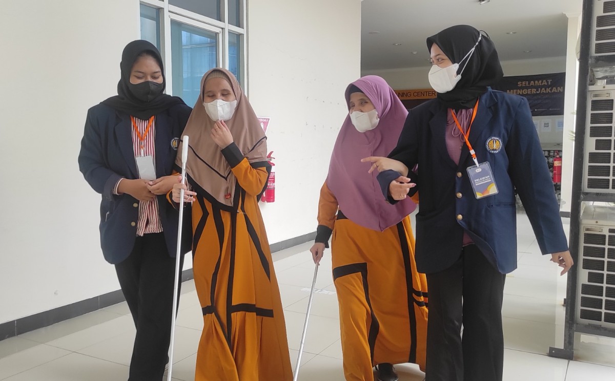 Peserta Disabilitas yang mengikuti UTBK SNBT 2023 sesi satu di Unesa. (Dinda for jatimnow.com)