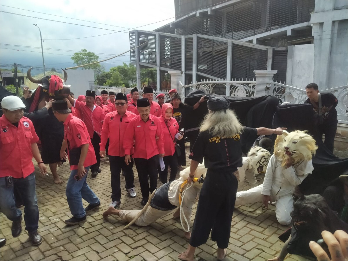 Seni bantengan iringi Bacaleg PDI Perjuangan Kota Batu. (Galih Rakasiwi/jatimnow.com)
