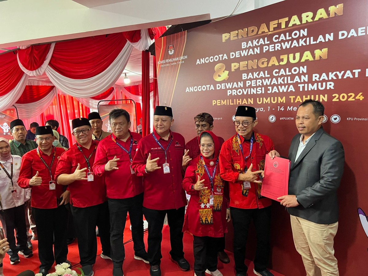 Bacaleg PDI Perjuangan Jatim daftarkan 120 Bacaleg ke KPU. (foto: Zain Ahmad/jatimnow.com)