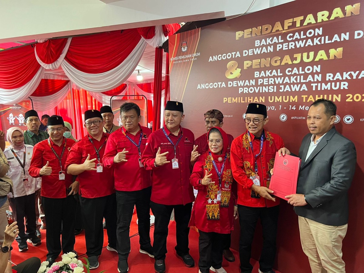 PDIP Jatim saat mendaftarkan bacaleg-nya ke KPU setempat (Foto: Jak for jatimnow.com)