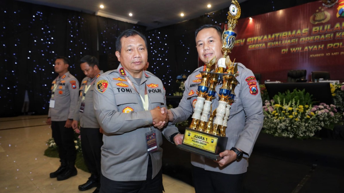 Kapolres Gresik AKBP Adhitya Panji Anom (kanan) menerima penghargaan. (Foto: Humas Polres Gresik for jatimnow.com)