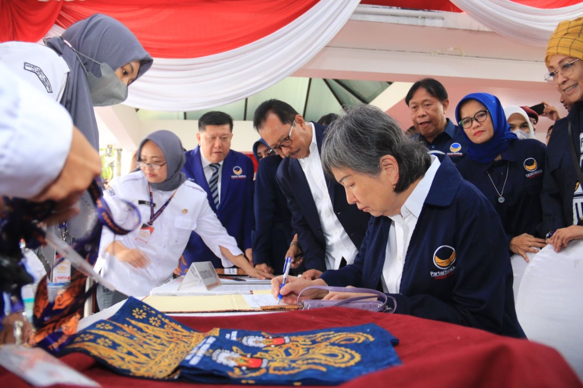 Pendaftaran Bacaleg Partai NasDem di kantor KPU Jatim.(foto: Ni'am Kurniawan)