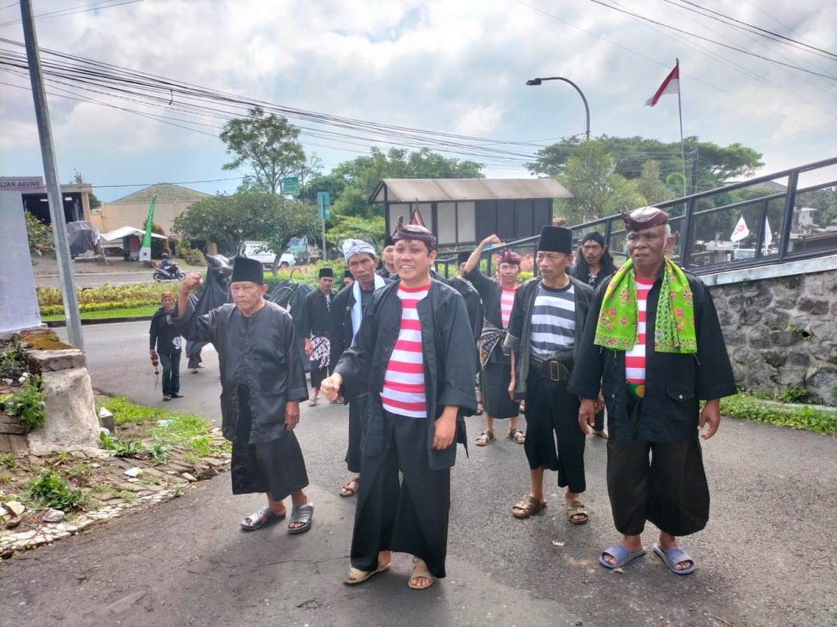Salah satu anggota DPRD Kota Batu dari Fraksi PKS Kota Batu, Ludi Tanarto mengenakan atribut pencak silat ketika mendaftar ke KPU (Foto: Galih Rakasiwi/jatimnow.com)