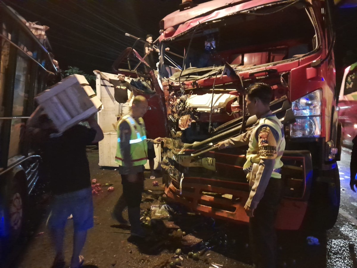 Truk Tangki Pertamina Hantam Colt Diesel Bermuatan Buah di Jalan Jember - Banyuwangii