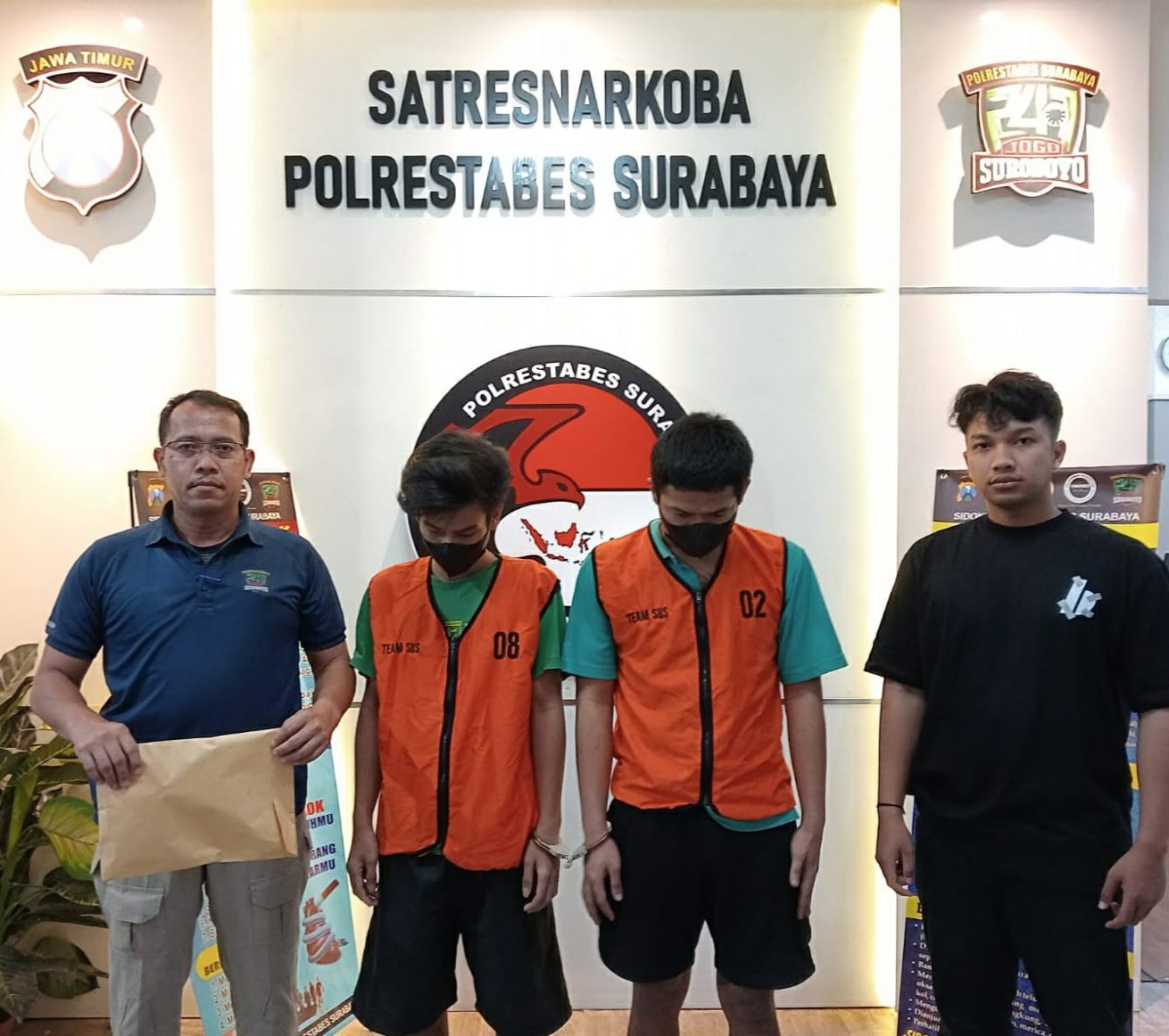 Kedua tersangka diapit petugas Satresnarkoba Polrestabes Surabaya. (foto: Satresnarkoba Polrestabes Surabaya foro jatimnow.com)
