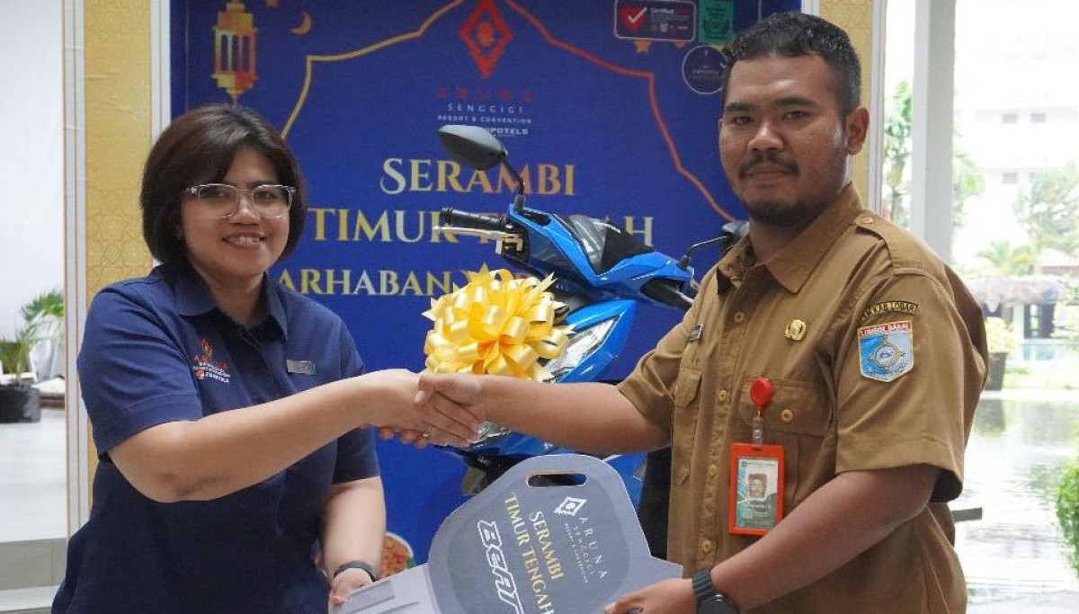 Ahmad Yusni, pelanggan Hotel Aruna Senggigi mendapat hadiah 1 unit motor paket iftar. (foto: Hotel aruna senggigi for jatimnow.com)