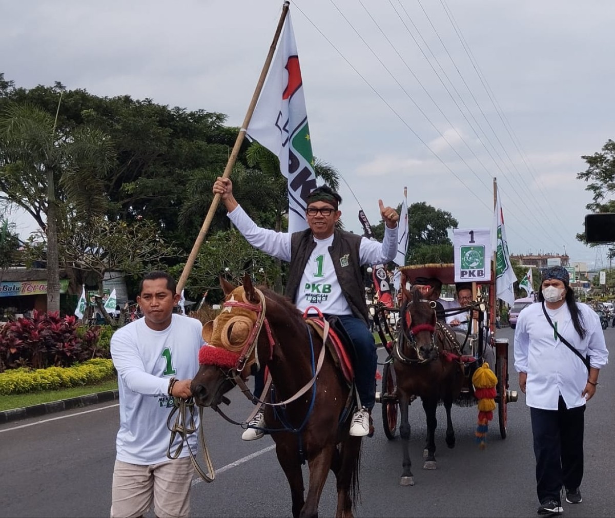 Bacaleg dan pendukung PKB Kota Batu naiki kuda dan dokar. (Galih Rakasiwi/jatimnow.com)