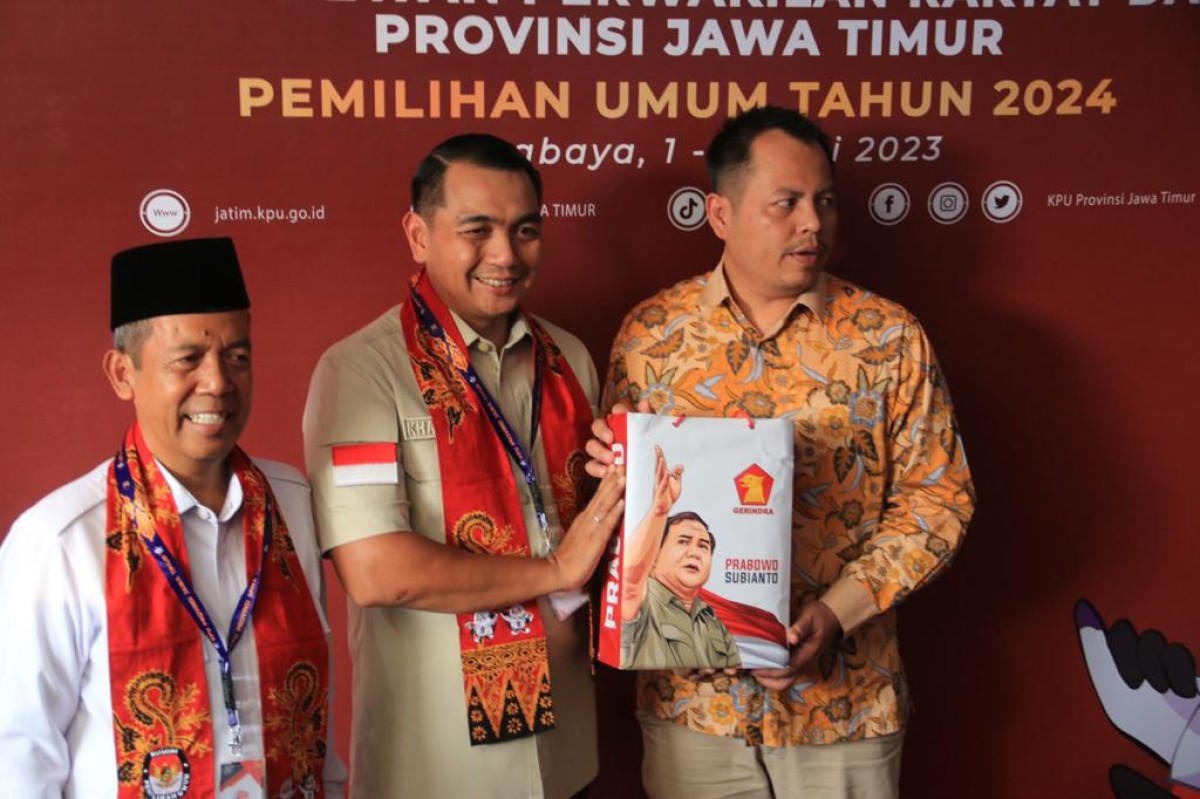 Kharisma Febriansyah saat menyerahkan cendera mata dan berkas pendaftaran ke KPU Jatim (foto: Ni'am Kurniawan/jatimnow.com)