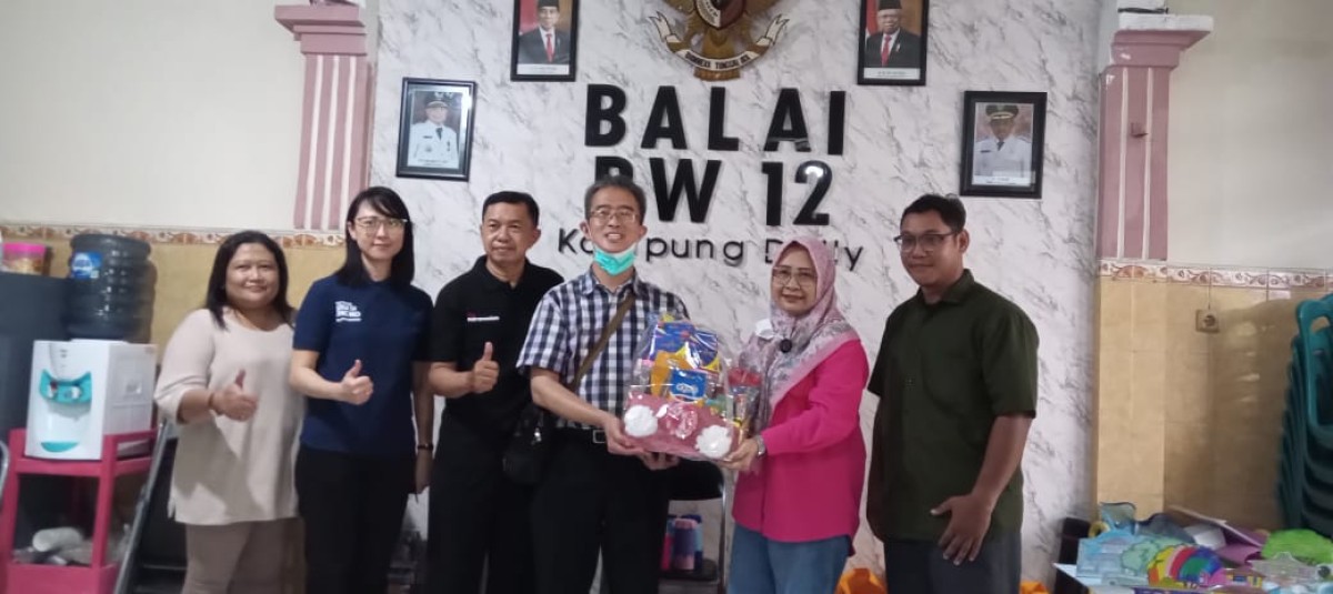 Tim PCU menyerahkan peraga pada bu Pujiastuti (baju pink) selalu Kepala Bidang Pembinaan dan Pengelolaan Perpustakaan, Dinas Perpustakaan dan Kearsipan Kota Surabaya.(Ajeng for jatimnow.com)
