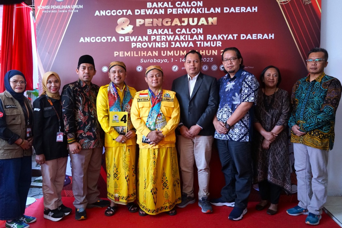 Ketua Golkar Jatim, M Sarmuji bersama pengurus saat mendaftarkan bacaleg-nya ke KPU (Foto: Tito/jatimnow.com)