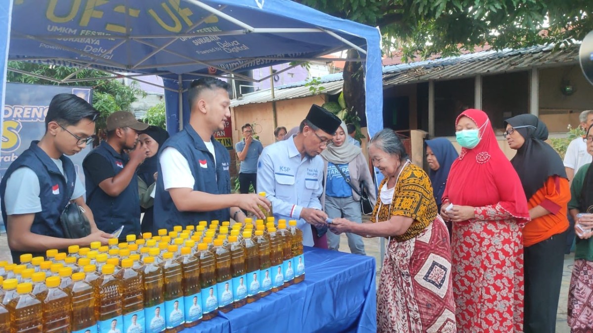 Senyum Para Pelaku UMKM Surabaya dapat 400 Liter Minyak Goreng Gratis