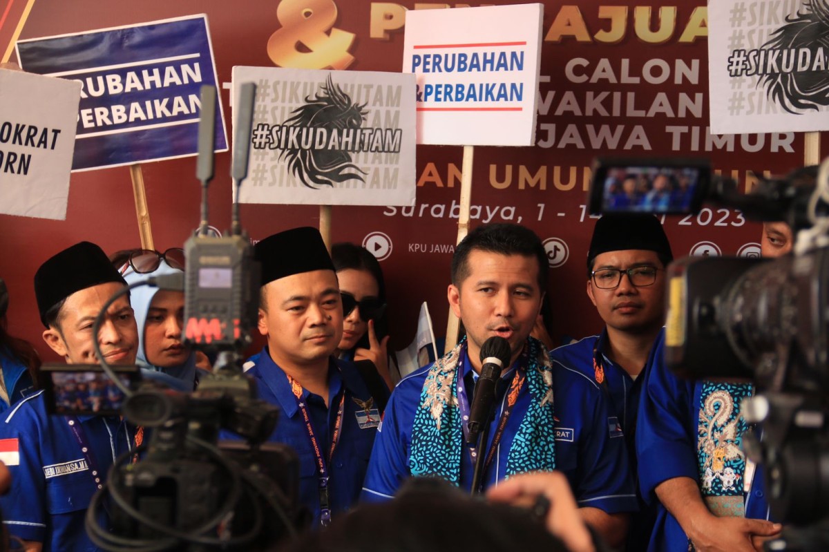 Ketua Demokrat Jatim, Emil Elestianto Dardak saat mendaftarkan bacaleg ke KPU Jatim (Foto: Ni'am Kurniawan/jatimnow.com)