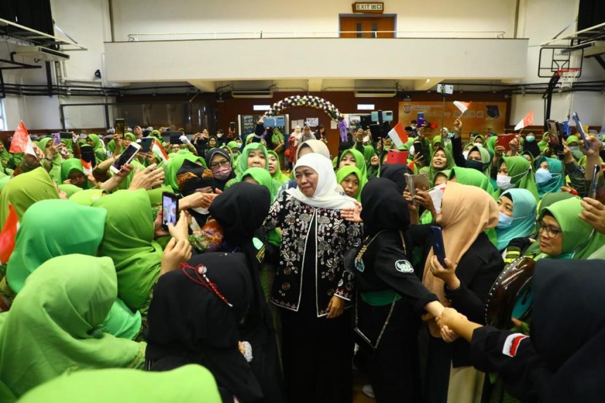 Momen mesra Khofifah dengan kader Muslimat NU di Hong Kong-Macao. (Foto-foto:Humas Pemprov Jatim for jatimnow.com)