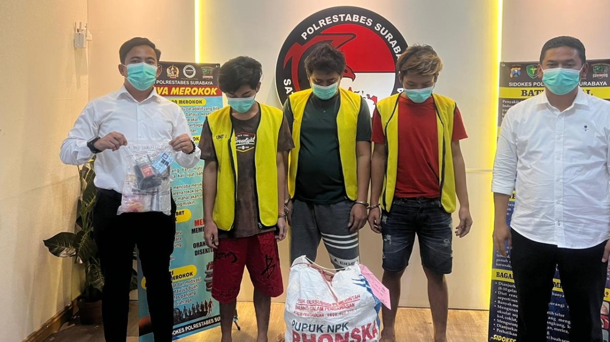 Tiga tersangka diapit petugas Anggota Resnarkoba Polrestabes Surabaya. (Foto: Satresnarkoba Polrestabes Surabaya for jatimnow.com)