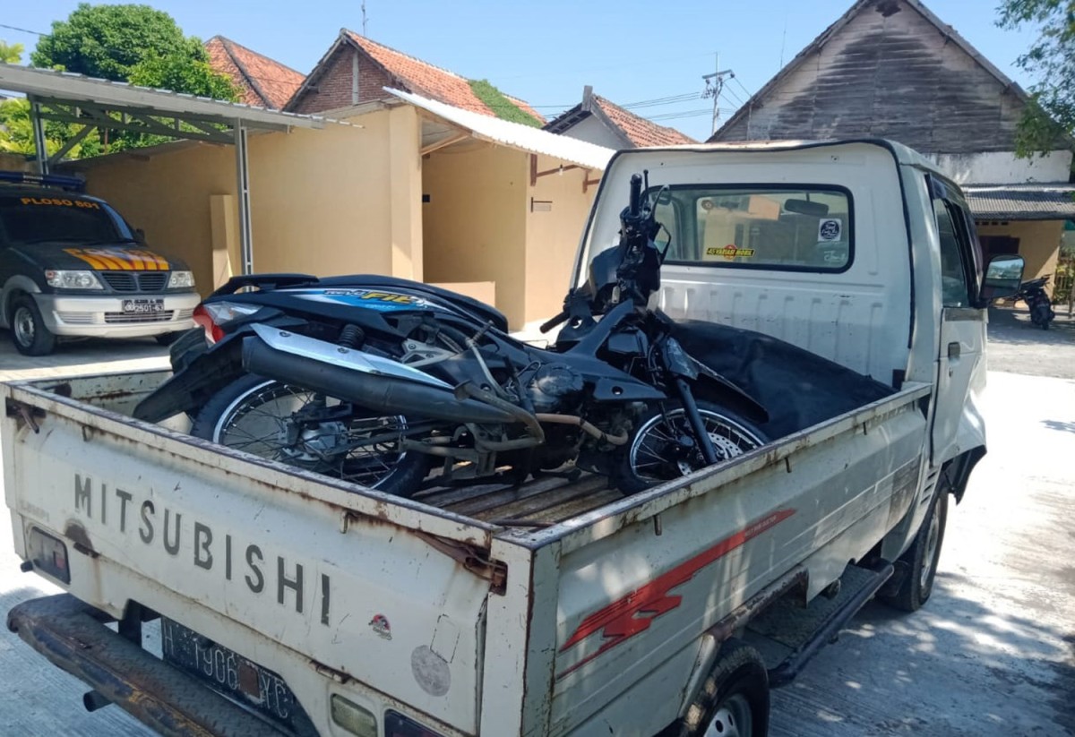 Kendaraan korban yang terlibat kecelakaan lalulintas diamankan polisi (Foto: Elok Aprianto/jatimnow.com)