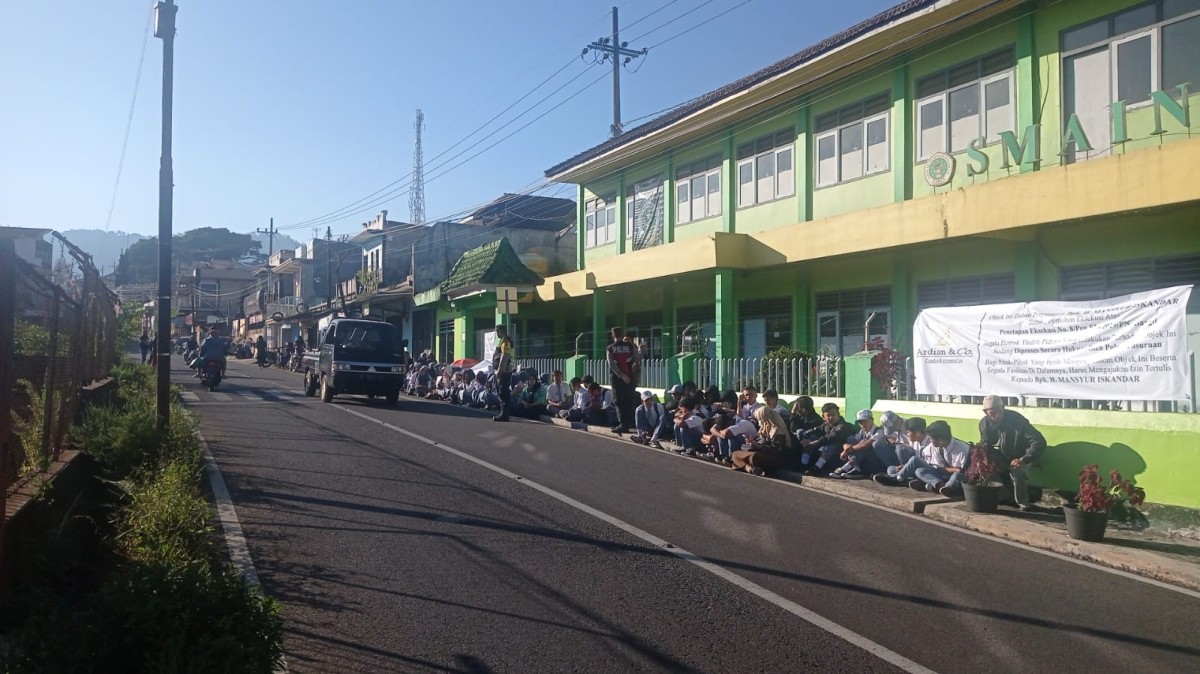 Para siswa tidak bisa masuk sekolah. (Foto: Polsek Nongkojajar for jatimnow.com)