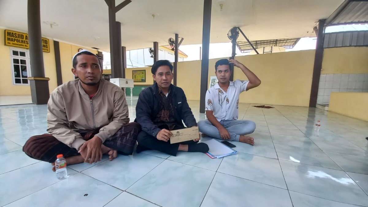 Pelapor oknum Pj kades.(foto: istimewa)