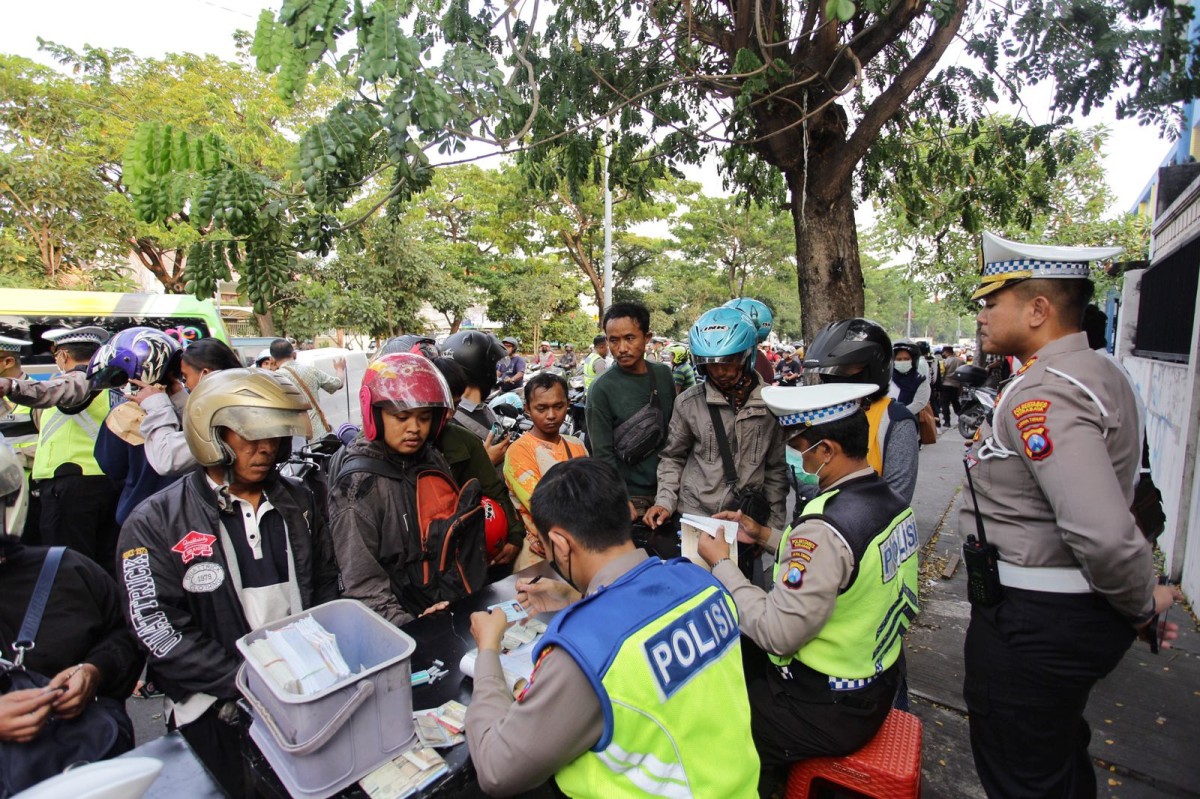 Razia kendaraan bermotor yang digelar anggota Satlantas Polrestabes Surabaya. (foto:Rama Indra/jatimnow.com)