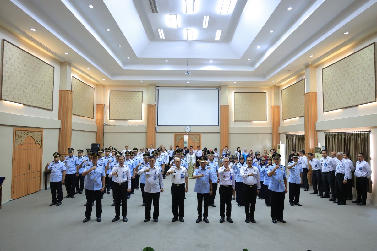 Pelantikan 34 pejabat administrasi dan fungsional baru Kanwil Kemenkumham Jatim. (foto: Humas Kemenkumham Jatim for jatimnow.com)