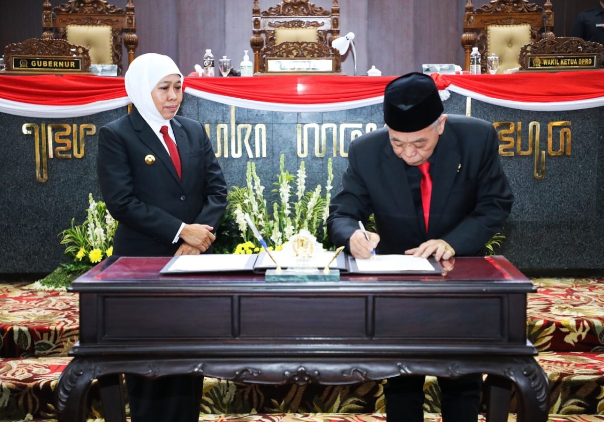 Gubernur Jatim Khofifah Indar Parawansa menyerahkan LKPJ Gubernur Jatim tahun anggaran 2022 pada dewan. (foto: Humas Pemprov Jatim for jatimnow.com)