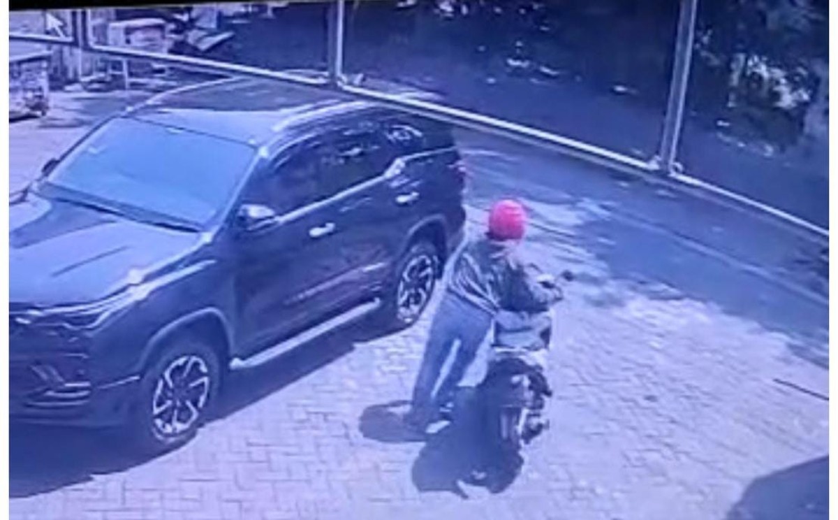 Tangkapan layar pelaku membawa motor korban.(foto: istimewa)