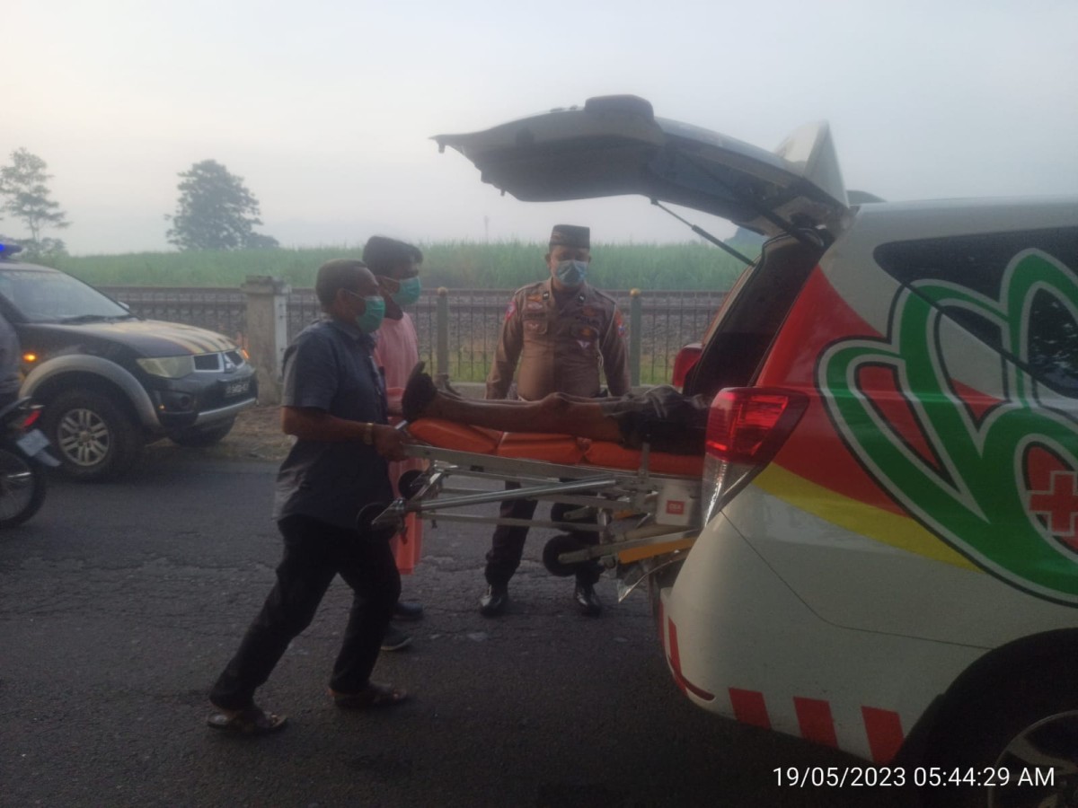 Proses evakuasi korban kecelakaan. (Foto: Elok Aprianto/jatimnow.com)