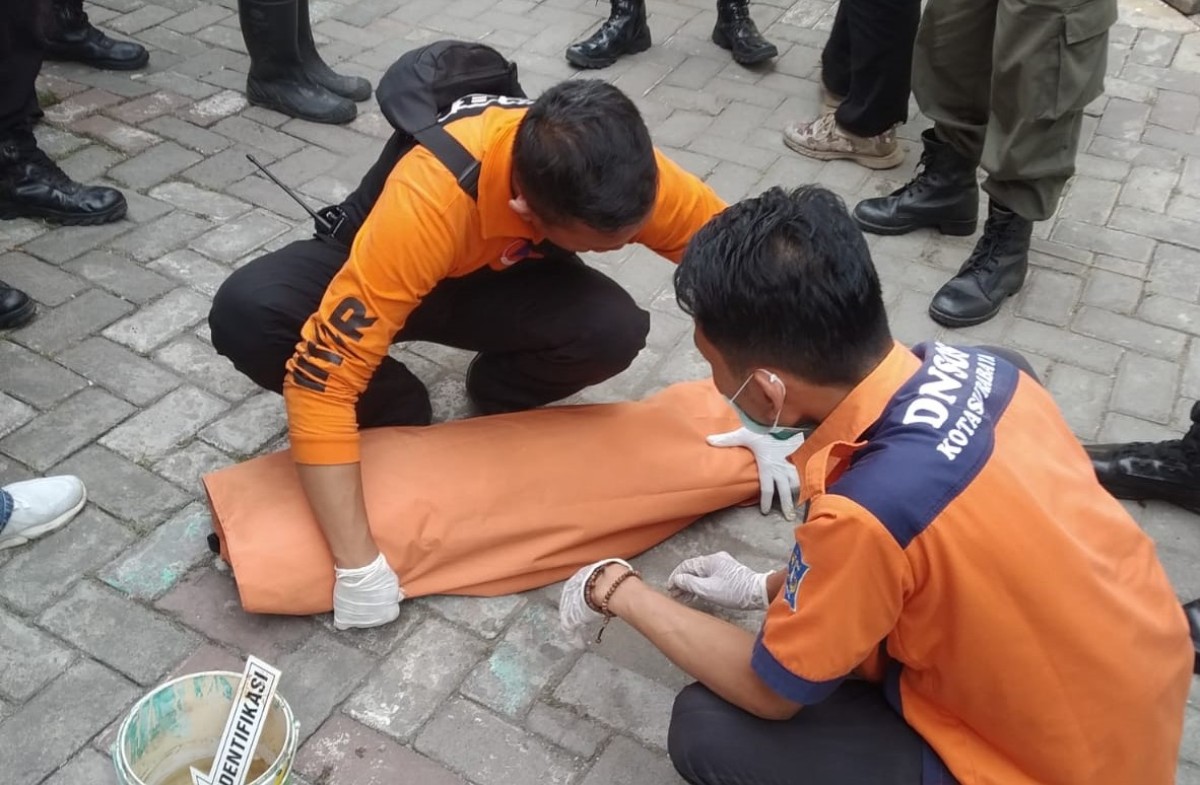 Petugas BPBD mengevakuasi mayat bayi.(BPBD Surabaya for jatimnow.com